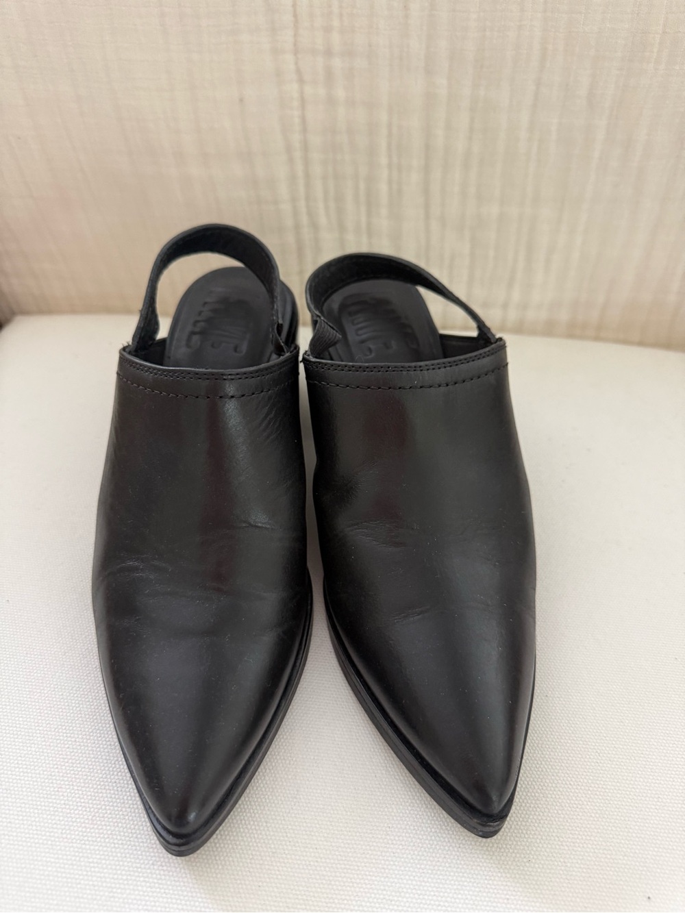 FRYE AND CO. Black Pointed Leather Slingback Mules